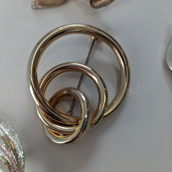 Lot of Four Vintage Gold Toned Brooches - One is signed Gerry's - Picture 2 of 8